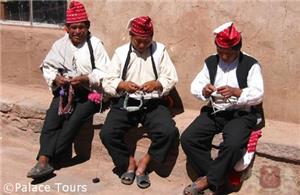 Taquileños knitting