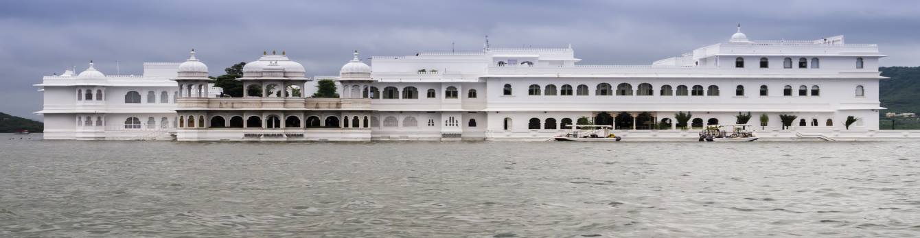 Visit the enchanting Lake Pichola, Udaipur